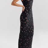 Lang blondekjole med sløjfer på skulderstropper