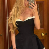 Off-shoulder mini kjole med sweetheart-udskæring og vidde