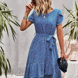 Kort Kjole med Småblomstret Print og Taljebånd – Klassisk Sommerlook