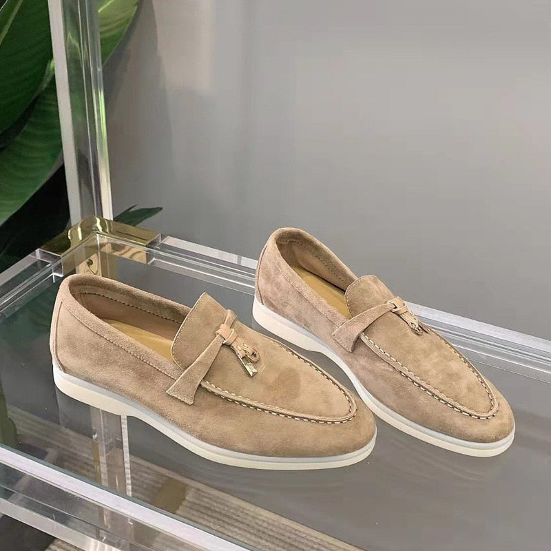 Lyse ruskindsloafers til mænd med tassel og hvid sål