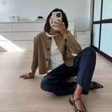 Kort Jakke med Runde Knapper og Elegant Minimalistisk Stil