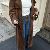 Faux Suede Trenchcoat – Klassisk Elegance i Blød Brun