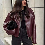 Bordeaux Faux Læderjakke – Minimalisme Møder Statement