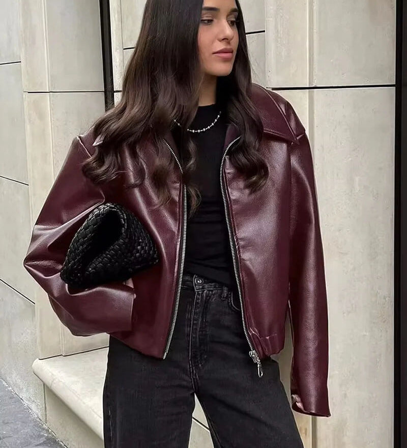 Bordeaux Faux Læderjakke – Minimalisme Møder Statement