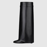 Sculpted Pant Boots – Sort Støvle med Lås og Arkitektonisk Silhuet