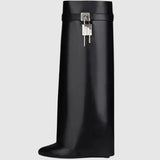 Sculpted Pant Boots – Sort Støvle med Lås og Arkitektonisk Silhuet