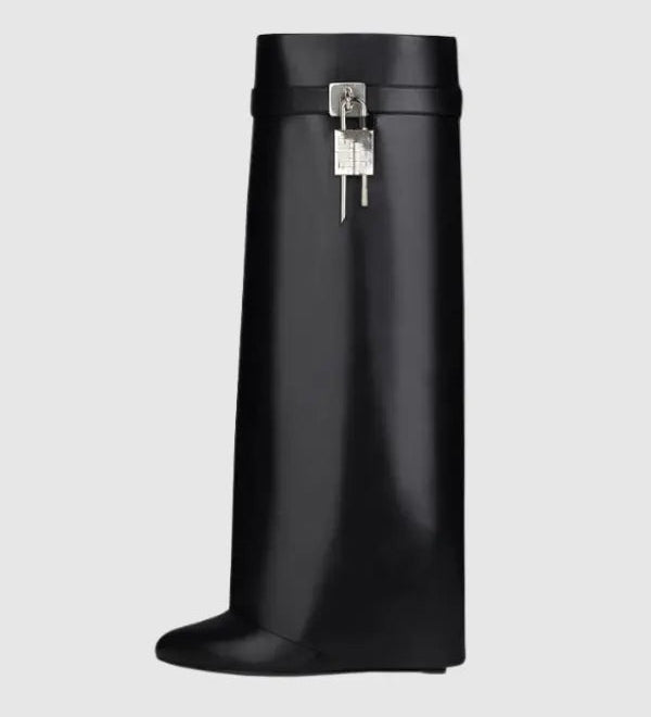 Sculpted Pant Boots – Sort Støvle med Lås og Arkitektonisk Silhuet