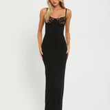 Lang bodycon kjole med blonder og tynde stropper