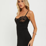 Lang bodycon kjole med blonder og tynde stropper