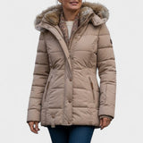 Vatteret vinterjakke med pelskrave og figursyet pasform – varm komfort til kolde dage