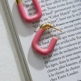 Pink firkantede hoop øreringe – moderne og farverigt design