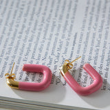 Pink firkantede hoop øreringe – moderne og farverigt design