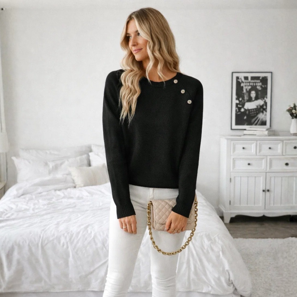 Let striktrøje med rund hals og tidløs pasform