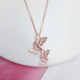 Sommerfugle Halskæde i Rosaguldfinish – Elegant & Symbolsk Smykke