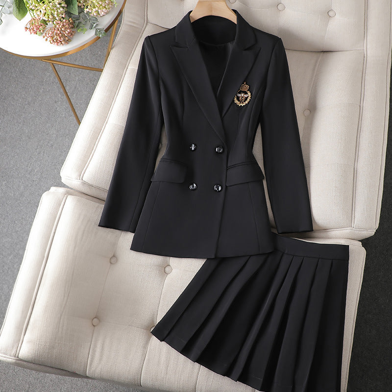 Elegant blazer- og nederdelsæt til kvinder – formelt og feminint look