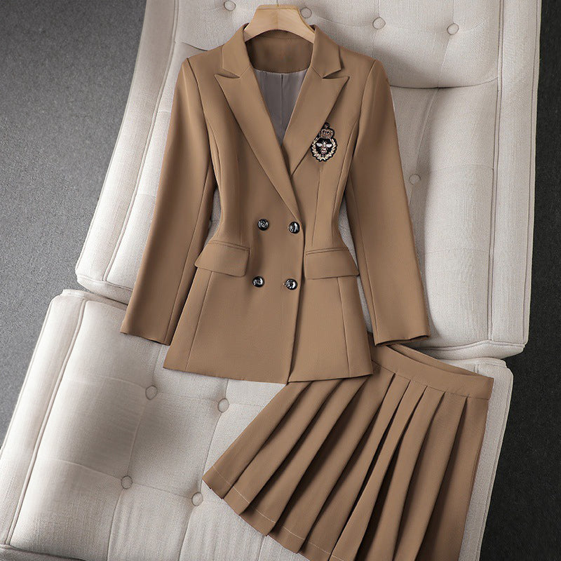 Elegant blazer- og nederdelsæt til kvinder – formelt og feminint look