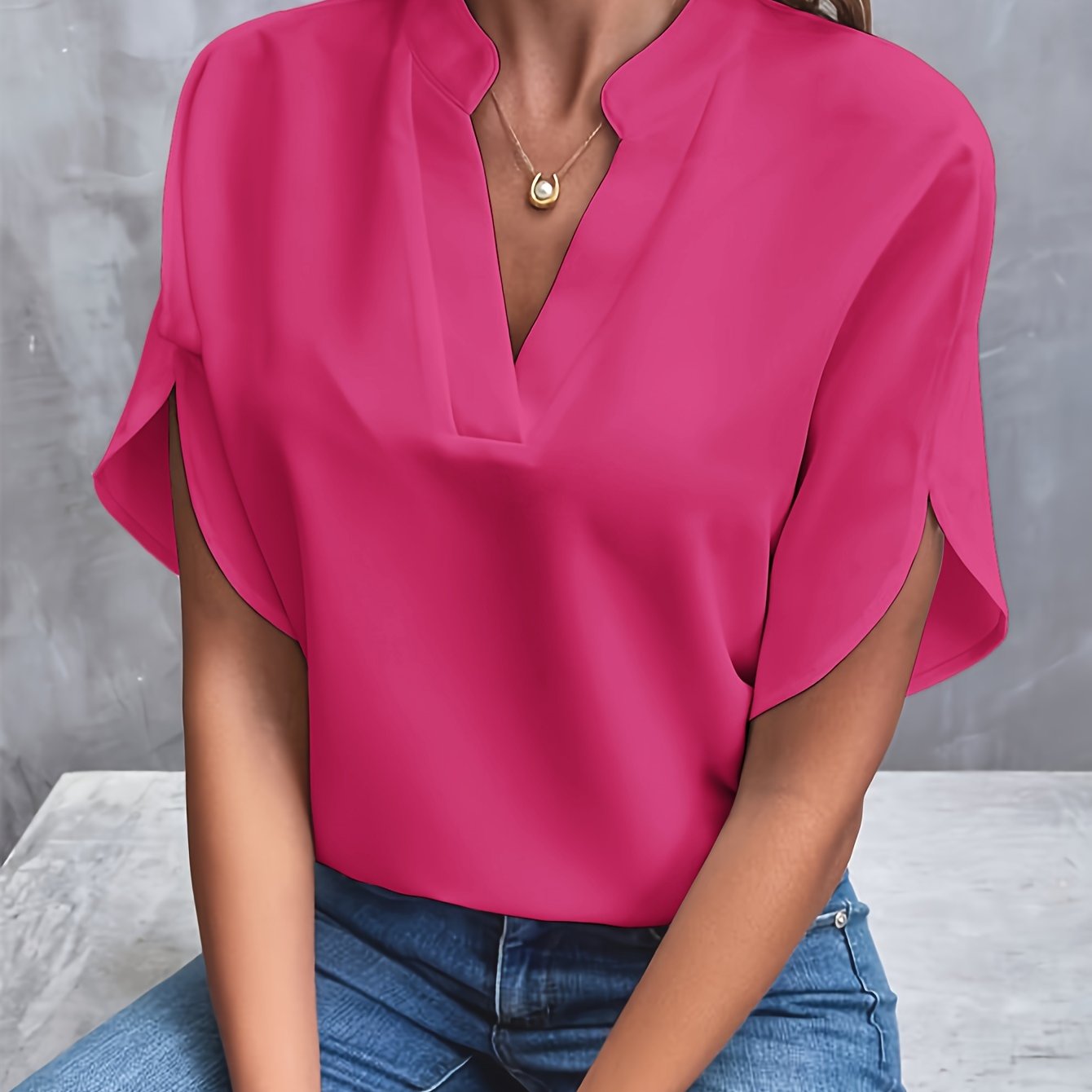 Elegant V-Bluse med Ståkrave og Korte Ærmer