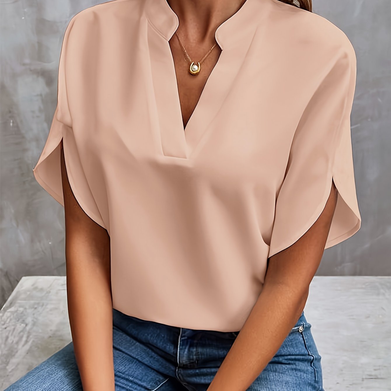 Elegant V-Bluse med Ståkrave og Korte Ærmer