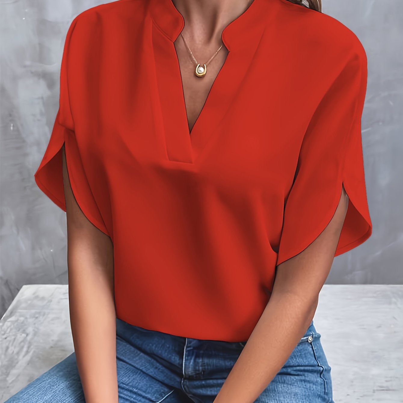 Elegant V-Bluse med Ståkrave og Korte Ærmer