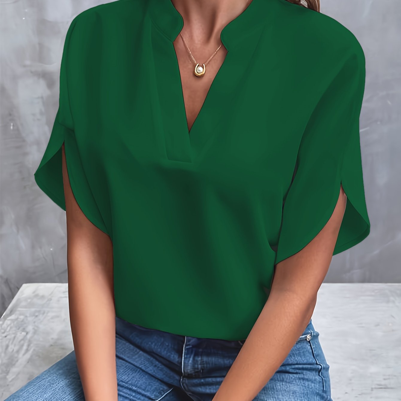 Elegant V-Bluse med Ståkrave og Korte Ærmer
