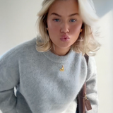 Blød striktrøje med rund hals og afslappet pasform