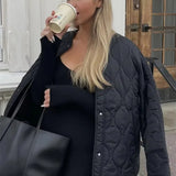 Quiltet letvægtsjakke til kvinder – stilfuld overgangsjakke i moderne pasform