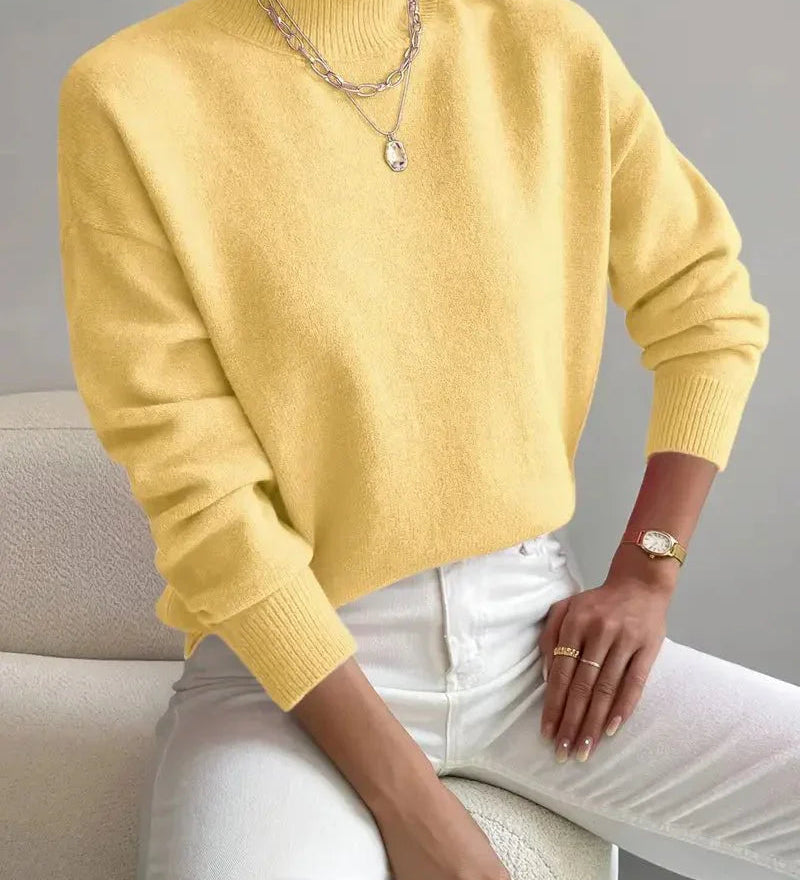 Blød striktrøje med rund hals og klassisk pasform