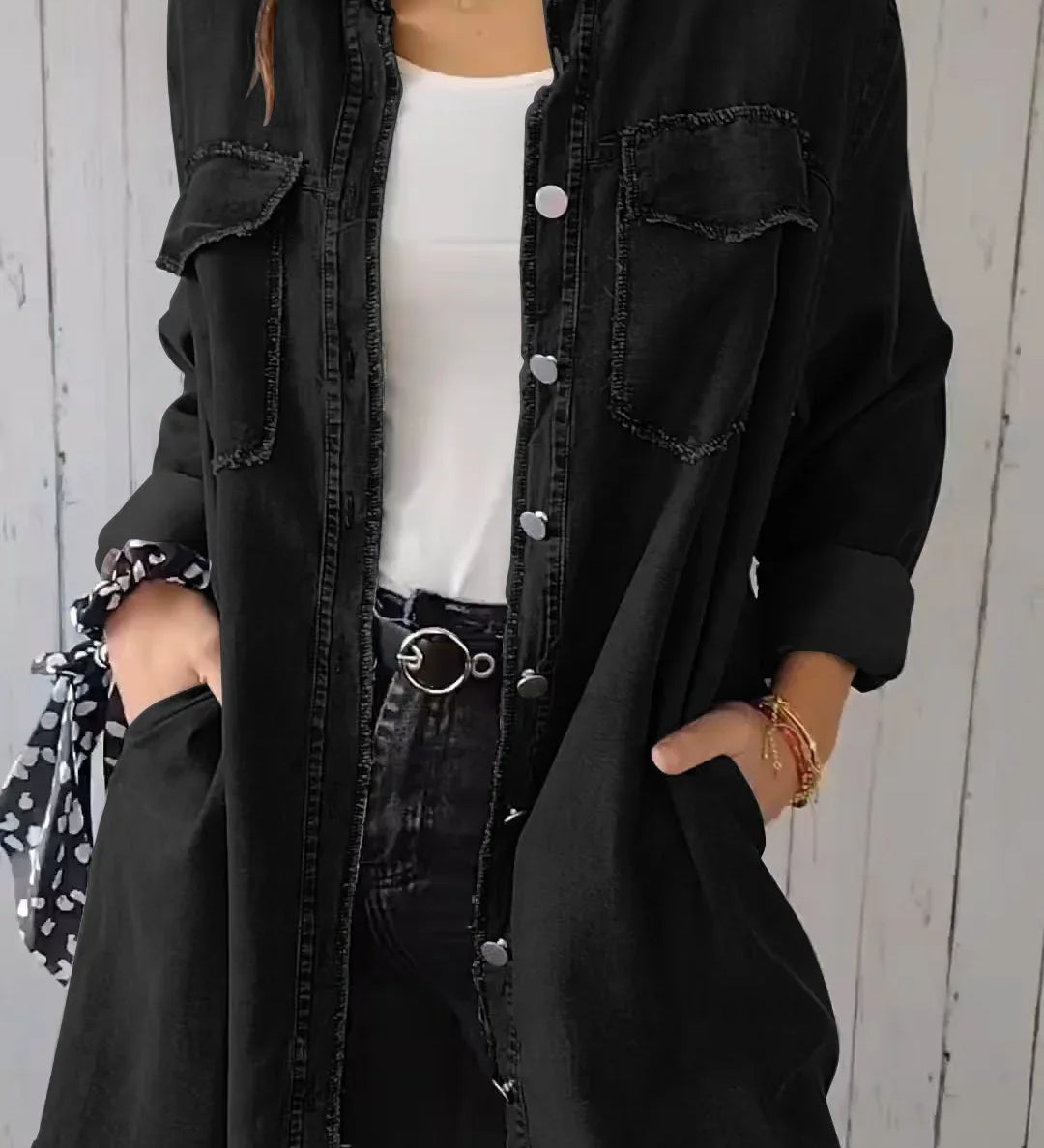 Denim skjortekjole med lommer og rå detaljer – Casual og edgy stil