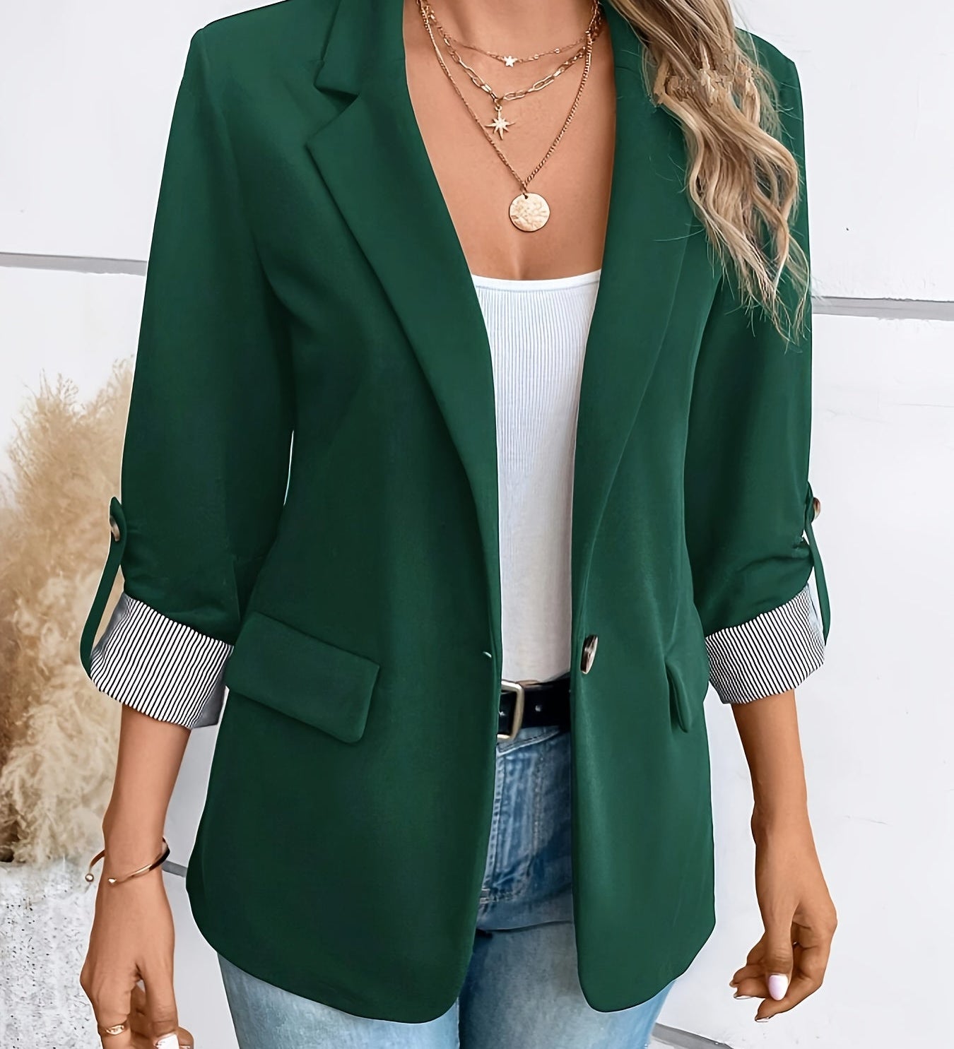 Elegant dame blazer med opfoldede ærmer og lommedetaljer