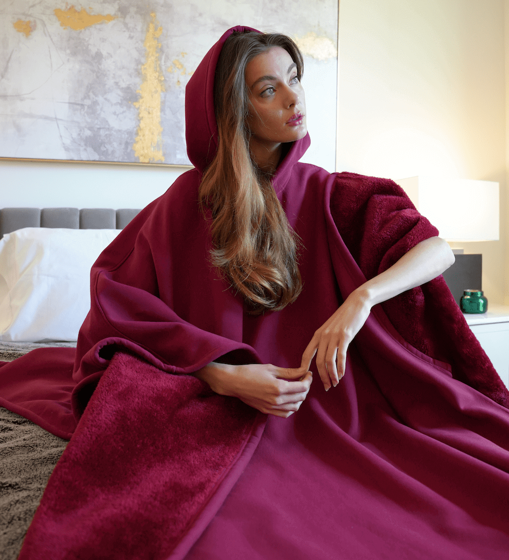 Elegant poncho med hætte og flydende, varm komfort