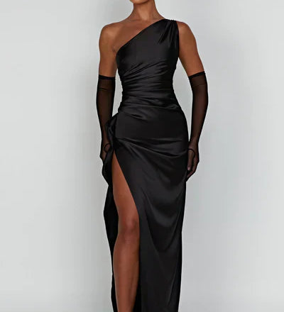 One Shoulder Maxikjole med Slids og Elegant Drapering