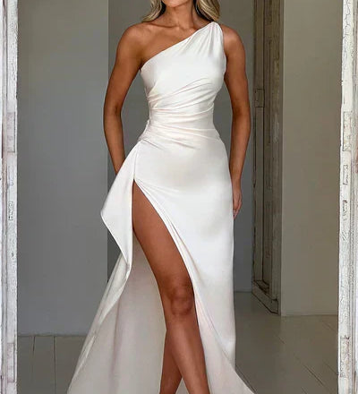 One Shoulder Maxikjole med Slids og Elegant Drapering