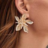 Guld blomsterøreringe til kvinder – elegant og iøjnefaldende design