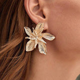 Guld blomsterøreringe til kvinder – elegant og iøjnefaldende design