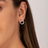 Glitrende Åben Cirkel Ørestikker i Sølv – Minimalistisk Elegance med Funklende Finish