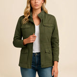 Let og stilren damejakke med klassisk pasform og praktiske lommer