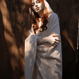 Elegant poncho med hætte og flydende, varm komfort