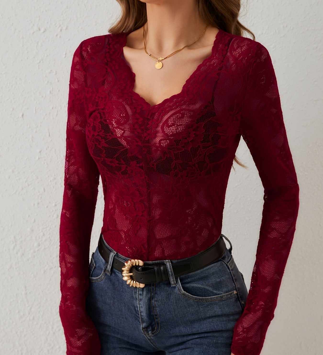 Langærmet blonde bluse med dyb v-udskæring