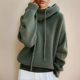 Blød strik hoodie med høj hals og hyggelig pasform
