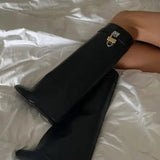 Sculpted Pant Boots – Sort Støvle med Lås og Arkitektonisk Silhuet