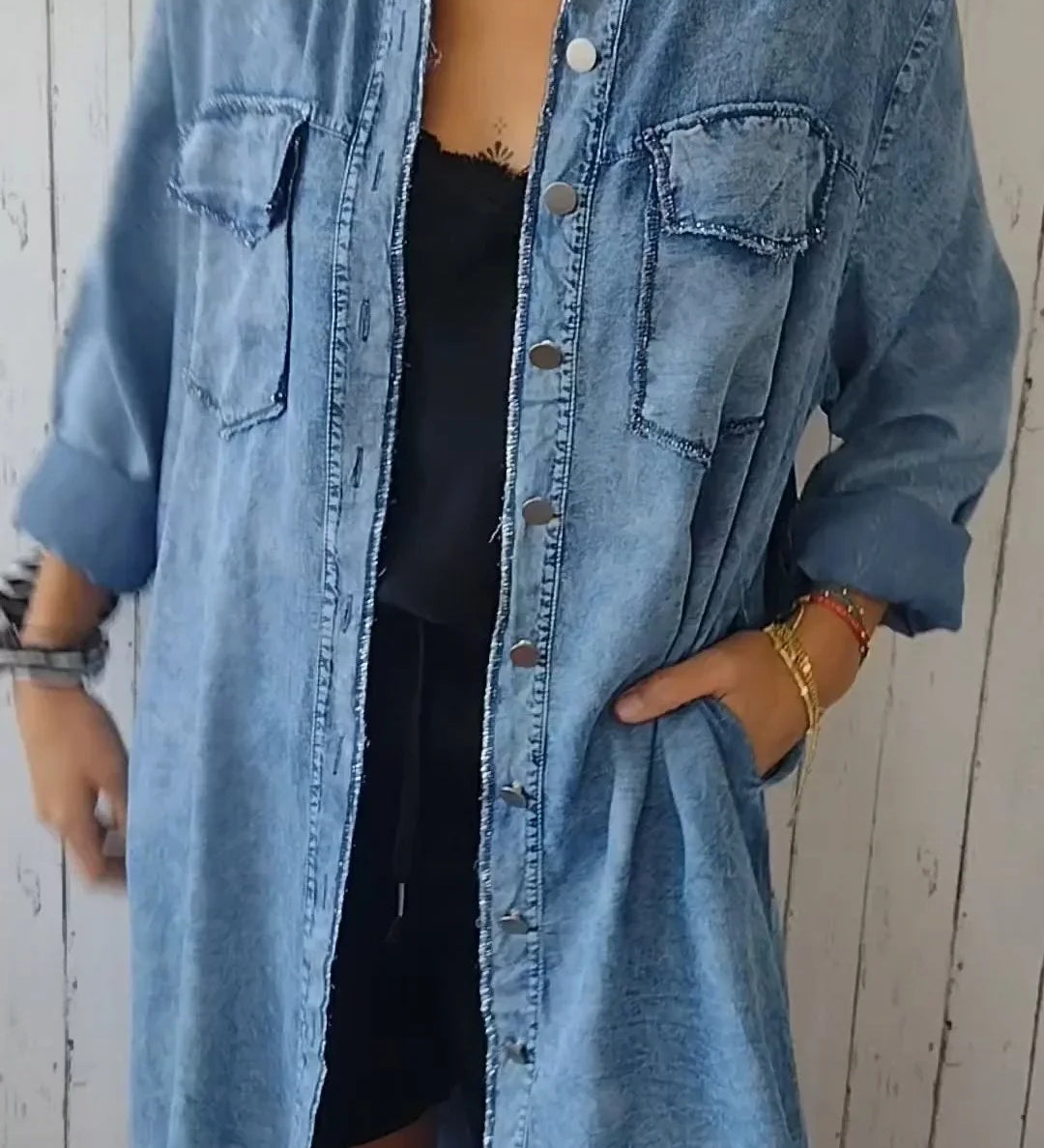 Denim skjortekjole med lommer og rå detaljer – Casual og edgy stil