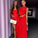 Elegant blondesæt med crop top og lang nederdel – perfekt til fest