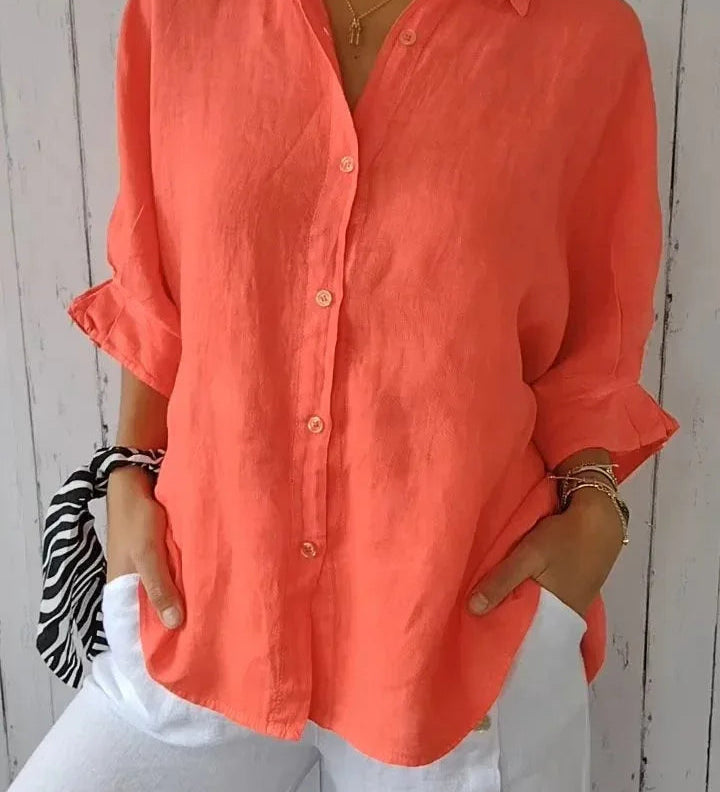 Løs Skjortebluse med Oprullede Ærmer – Let og Elegant Hverdagsstil