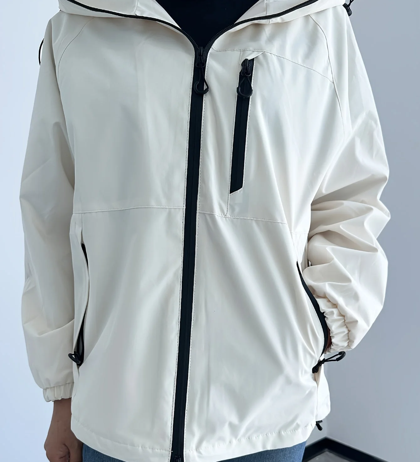 Dame softshell jakke med hætte og lynlås