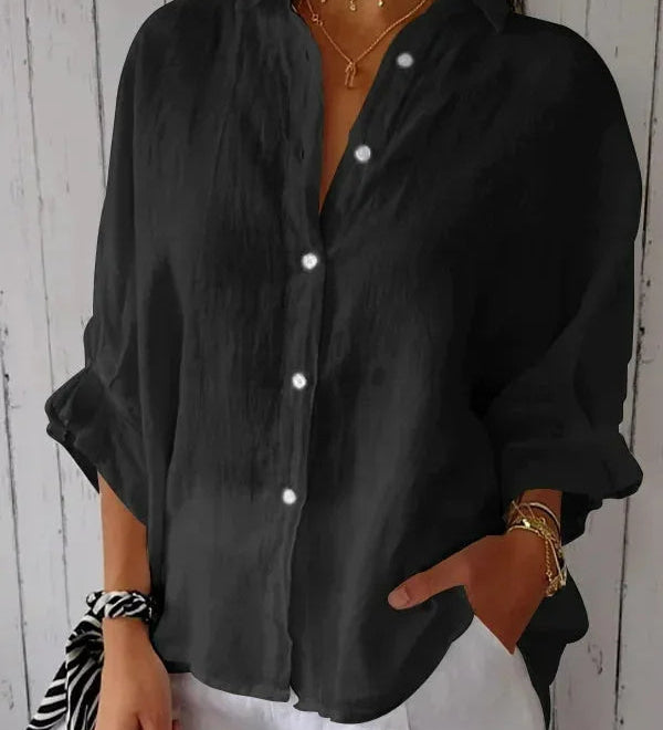 Løs Skjortebluse med Oprullede Ærmer – Let og Elegant Hverdagsstil