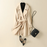 Lang trenchcoat med bælte – elegant damefrakke i uldlook