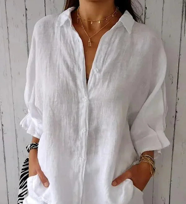 Løs Skjortebluse med Oprullede Ærmer – Let og Elegant Hverdagsstil