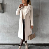 Lang figursyet frakke – elegant damefrakke i klassisk uldlook