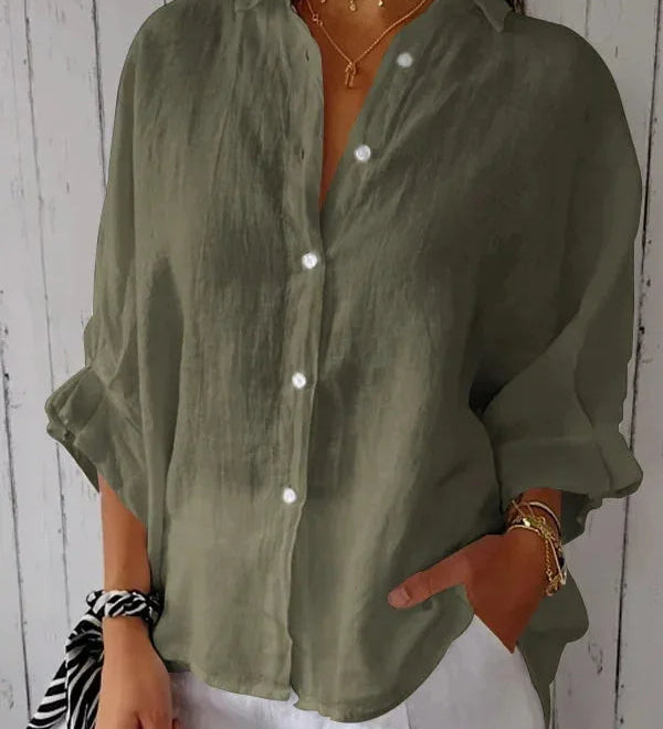 Løs Skjortebluse med Oprullede Ærmer – Let og Elegant Hverdagsstil