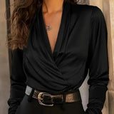 Elegant satinbluse med slå-om look og feminin pasform